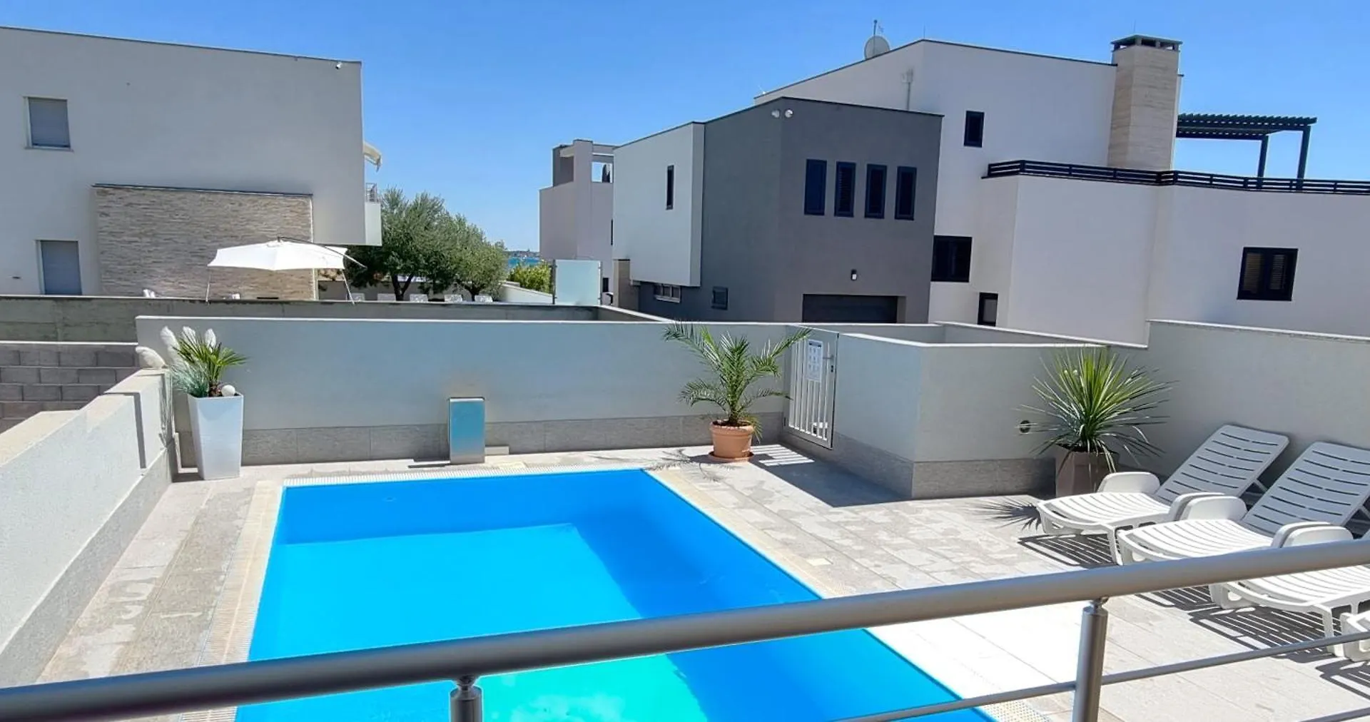 פריבלאקה Erdgeschoss Ferienwohnung Mit Garten Und Pool דירה